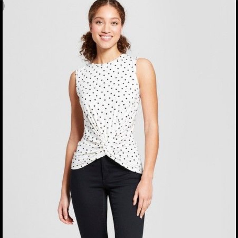 Polka dot sleeveless top with knot